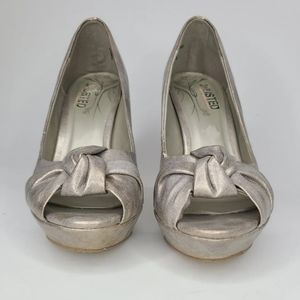 Unlisted by Kenneth Cole womens high heel pump size 8 gold